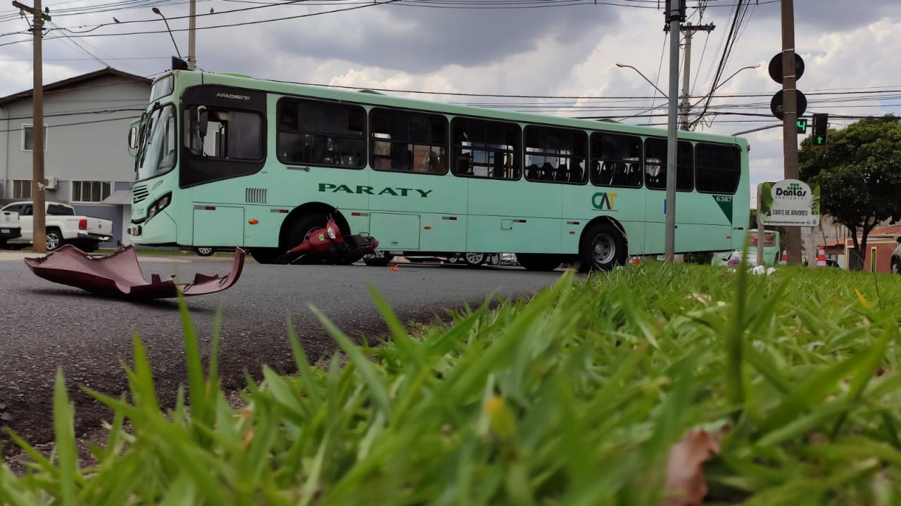 Foto 5 de 8 — Mulher fica ferida após acidente entre ônibus e motocicleta em Araraquara